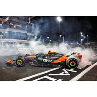 Minichamps 530258704 1/64 Mclaren Formula 1 Team Mcl39 Lando Norris World Champion Abu Dhabi Gp 2025 With Standing Figurine, Pitboard And Position Board