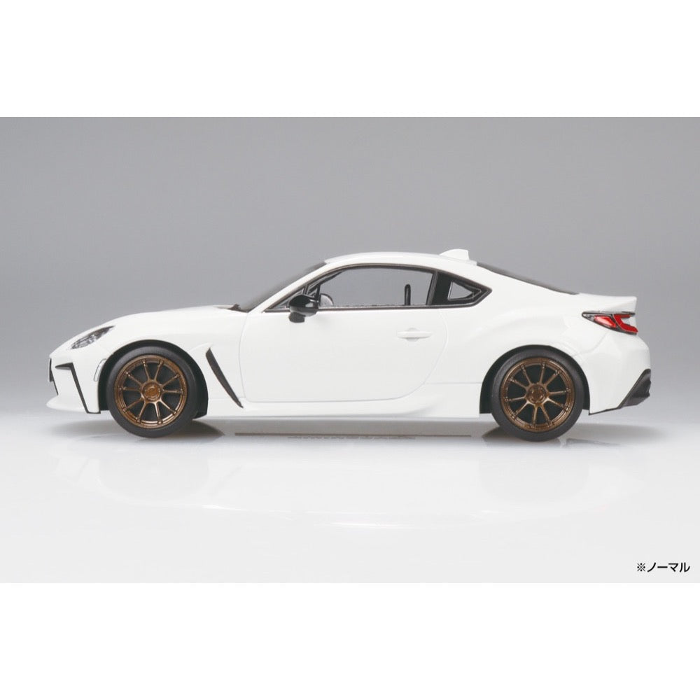 Aoshima 1/32 Toyota GR86 2021 Custom Wheel Crystal White Pearl