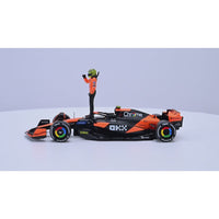 Bburago 28040N 1/24 McLaren MCL38 2024 No.4 Lando Norris with Figure