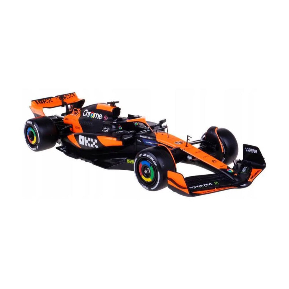 Bburago 28040P 1/24 McLaren MCL38 2024 No.81 Oscar Piastri with Figure