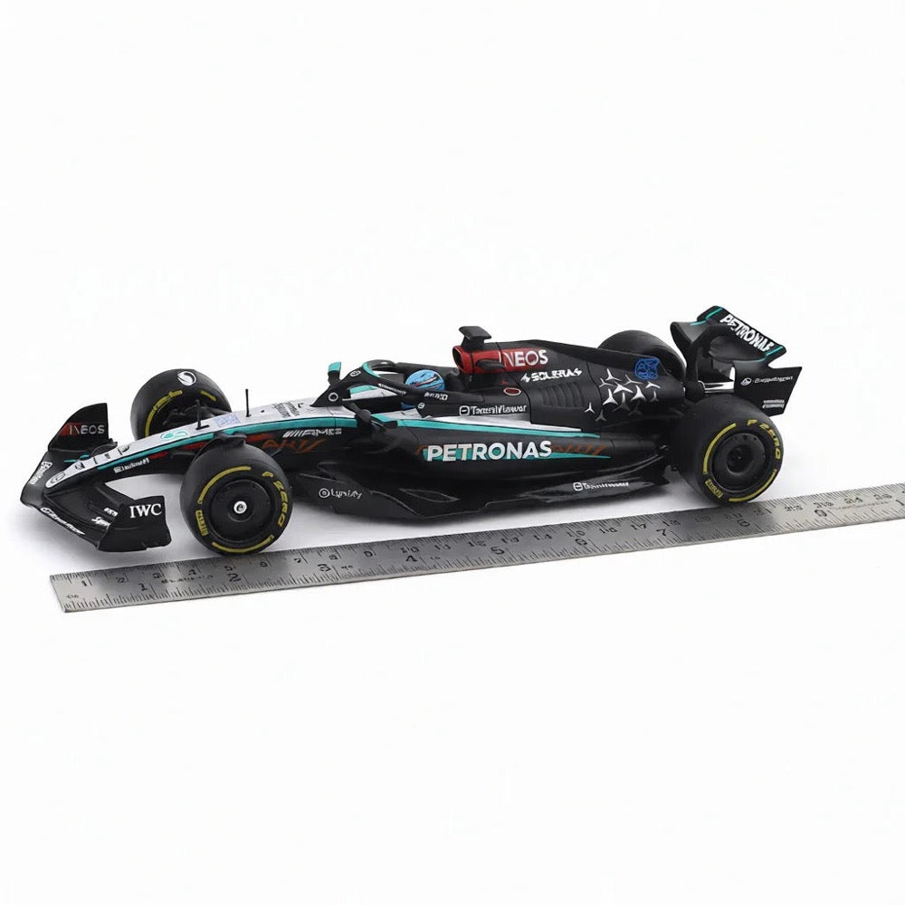 Bburago 28063R 1/24 Mercedes W15 2024 No.63 George Rusell with Helmet and Showcase