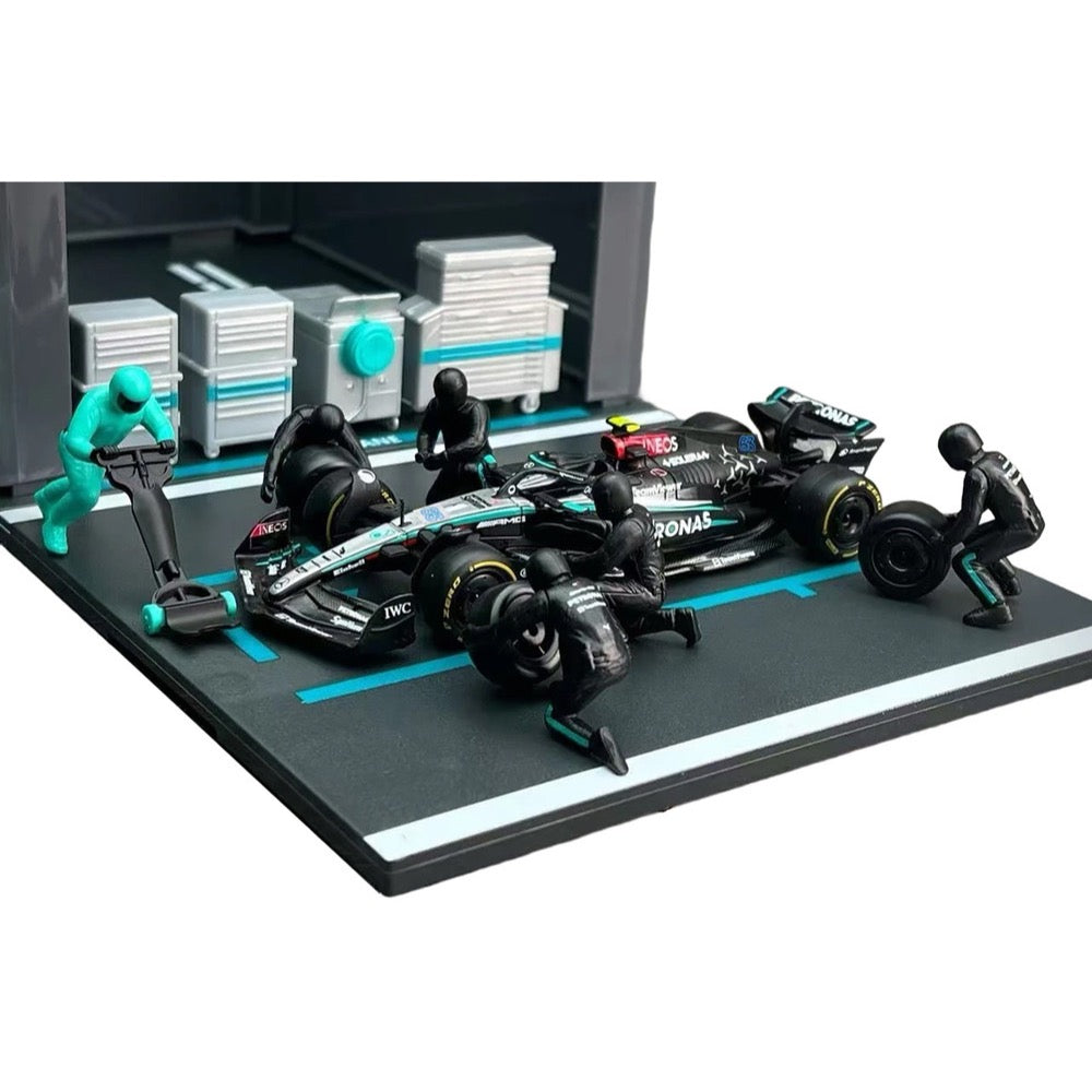 Bburago 38452 1/43 2024 No.63 George Russell Mercedes AMG Pit Pass Competition Set