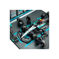 Bburago 38452 1/43 2024 No.63 George Russell Mercedes AMG Pit Pass Competition Set