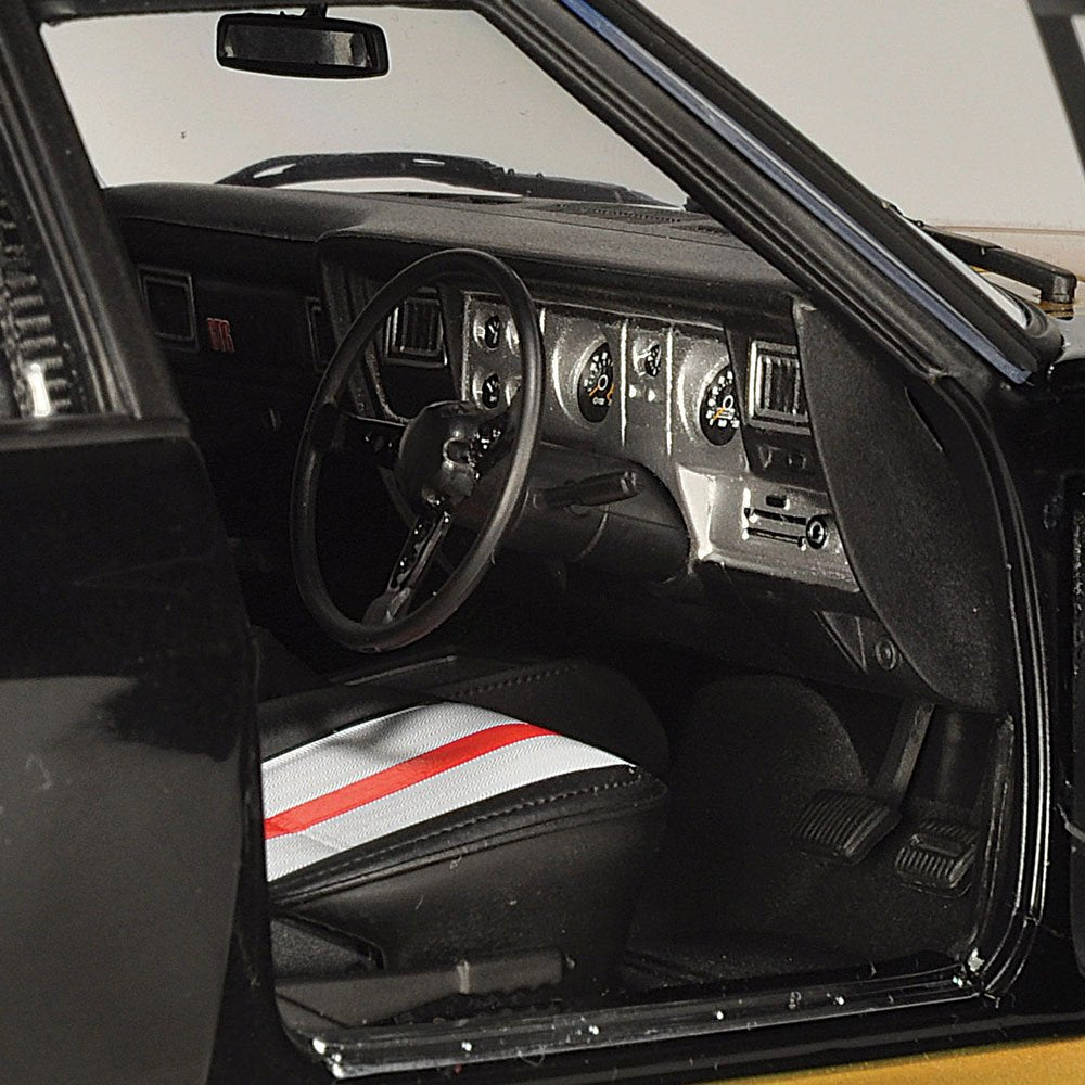 Classic Carlectables 18860 1/18 Holden HX Monaro Tuxedo Black