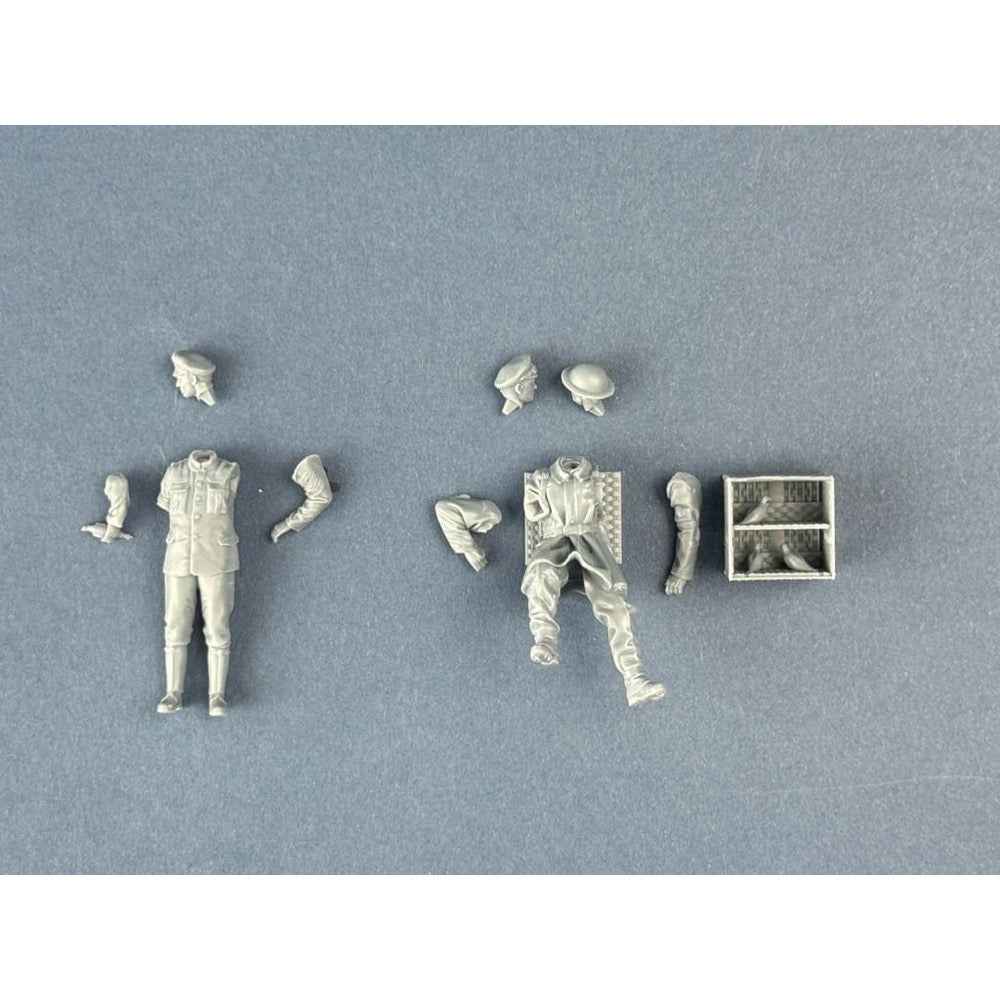 Copper State Models F35-059 1/35 British Dispatch Rider Taking Carrier Pigeons To The Front Line