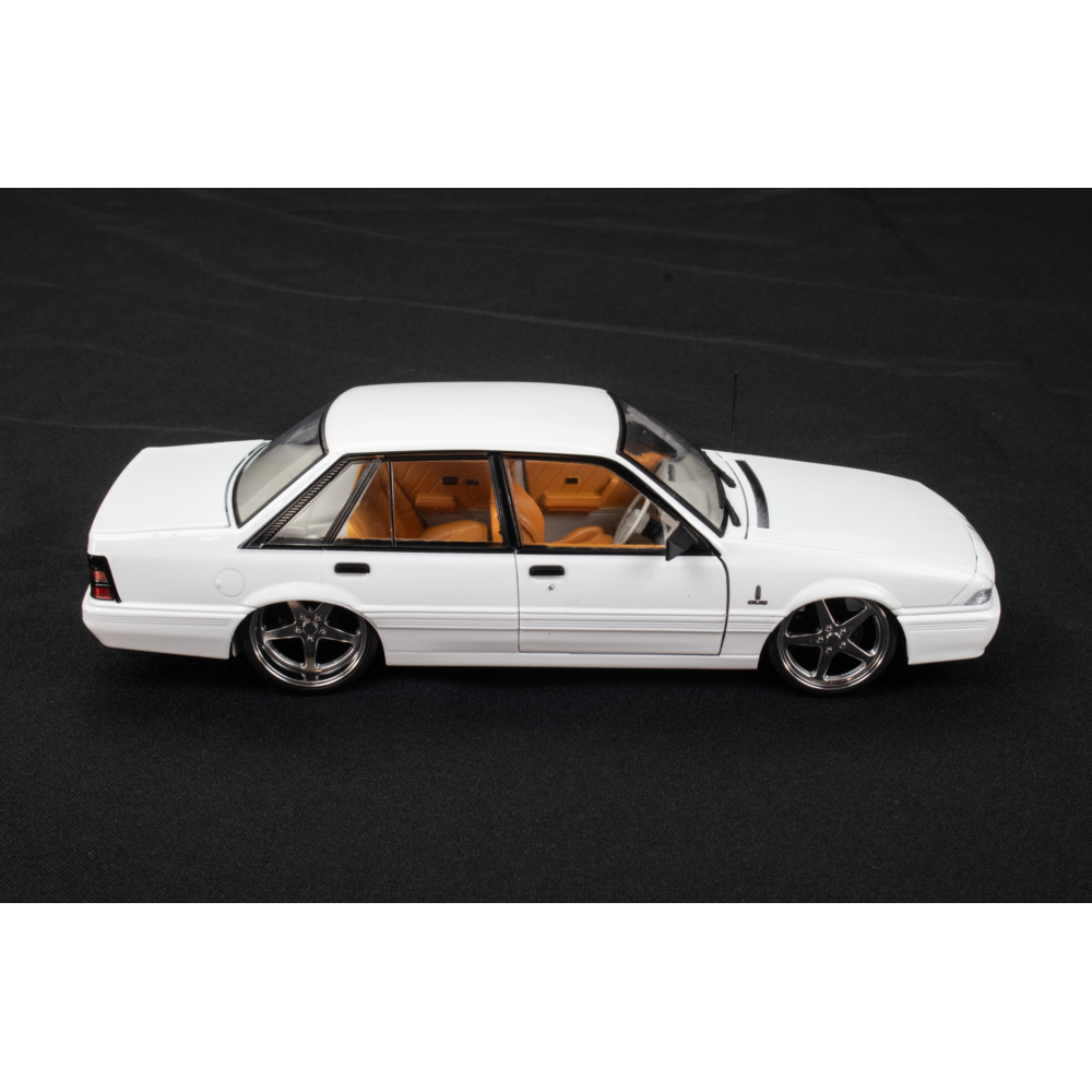 DDA Collectibles 1/24 White VL Calais Custom
