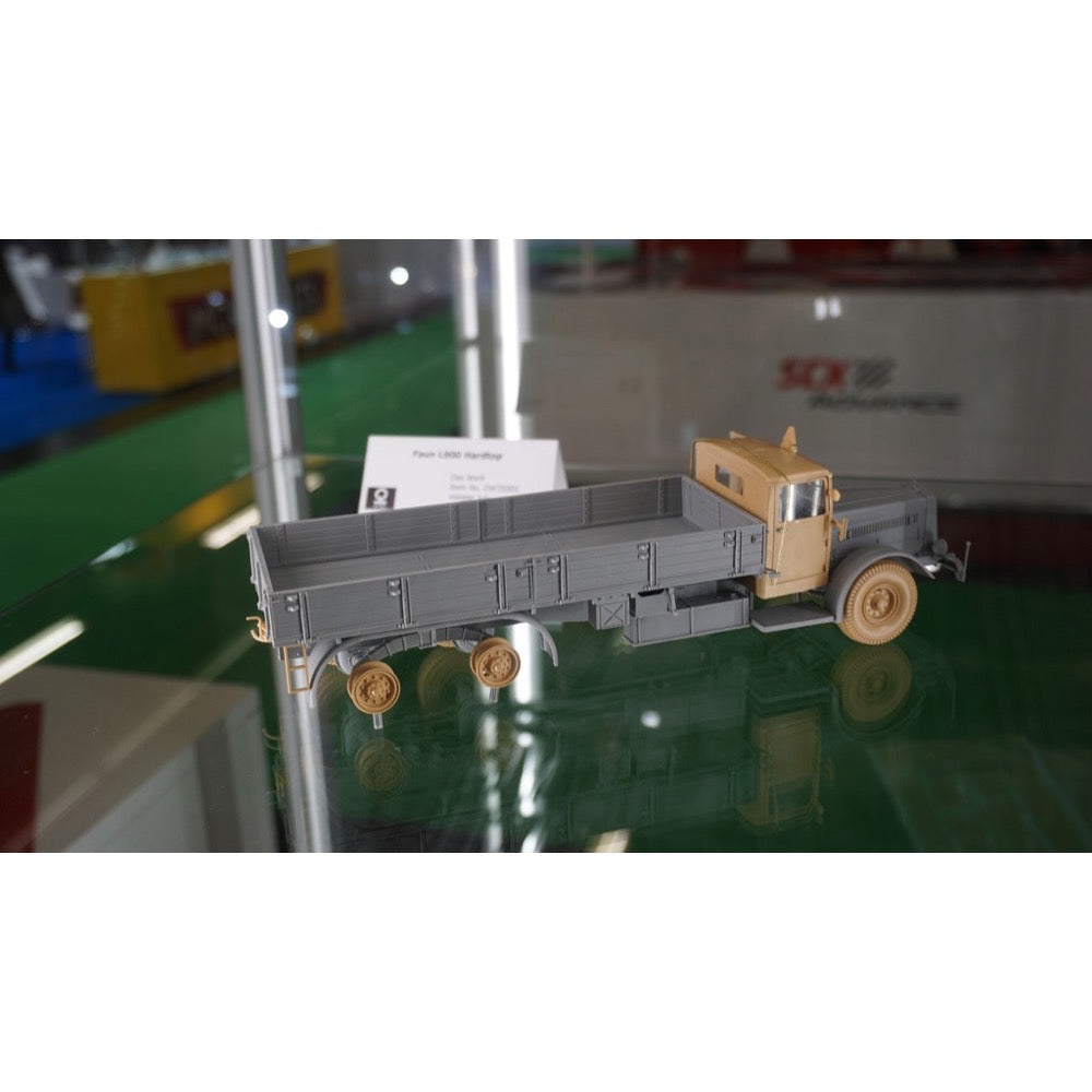 Das Werk 35001 1/35 Faun L900 Hardtop 9ton Tank Transporter Truck