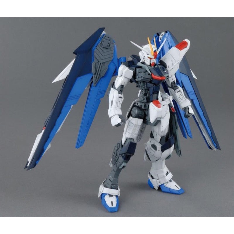 Bandai 5061611 MG 1/100 Freedom Gundam Ver.2.0