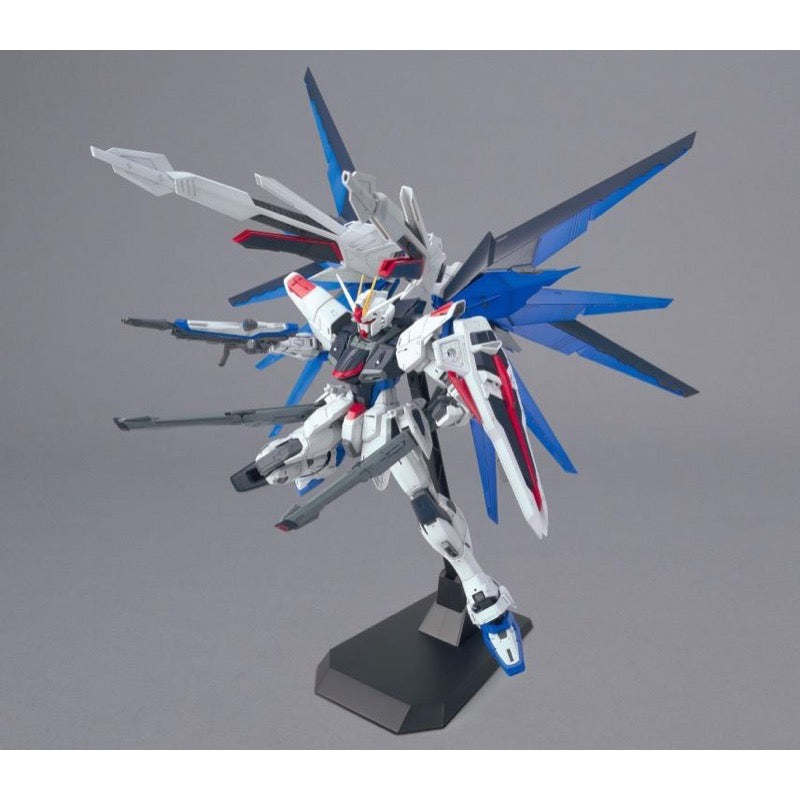 Bandai 5061611 MG 1/100 Freedom Gundam Ver.2.0