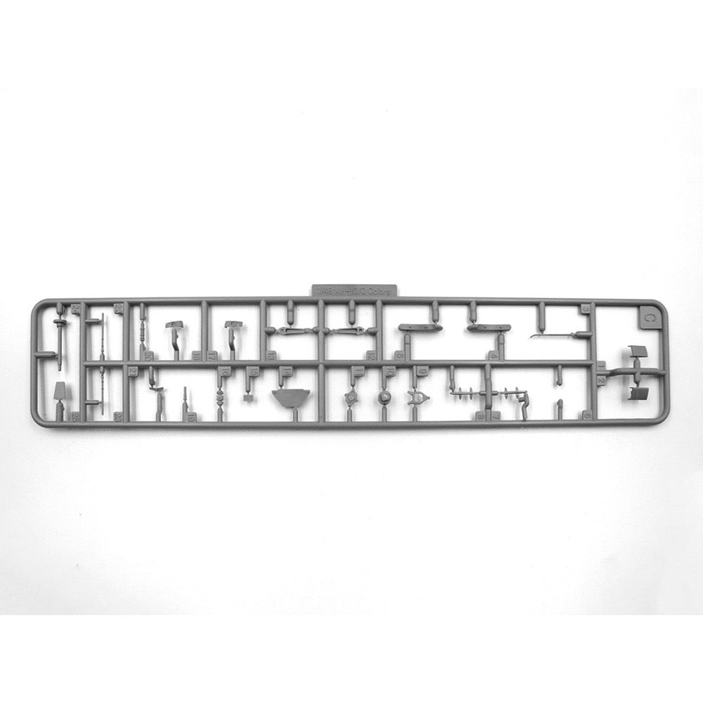 ICM 48298 1/48 AH-1G Cobra and M8A1 US Landing Mat