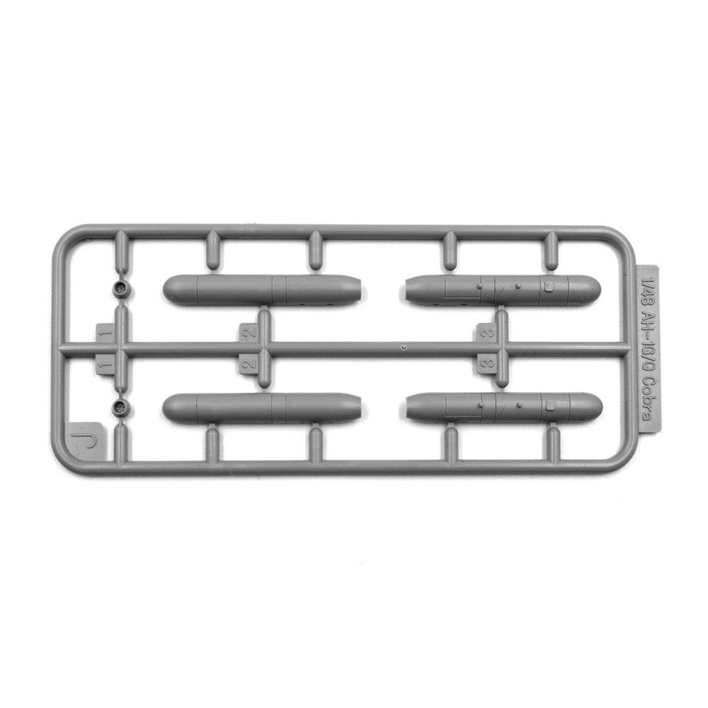 ICM 48298 1/48 AH-1G Cobra and M8A1 US Landing Mat