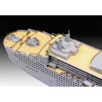 Revell 05199 1/400 Ocean Liner Queen Mary 2 (Platinum Edition)