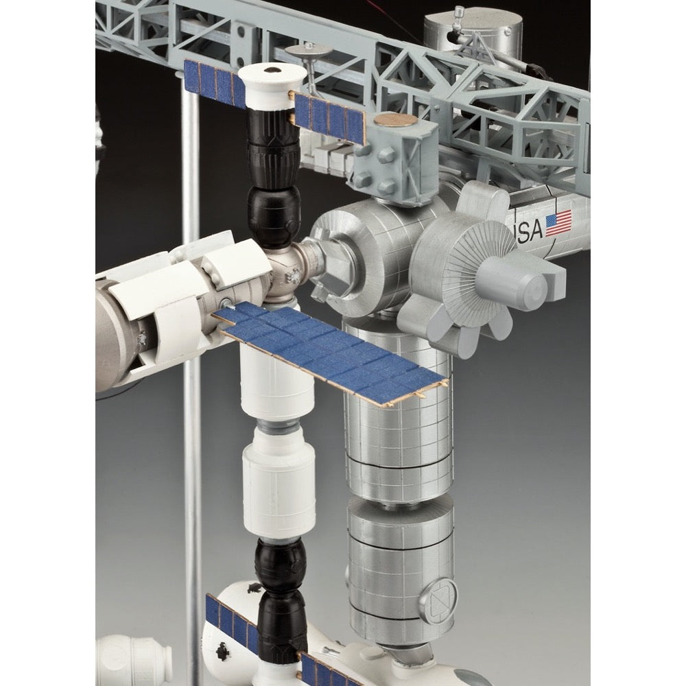 Revell 05651 1/144 25th Anniversary International Space Station ISS Platinum Edition Gift Set