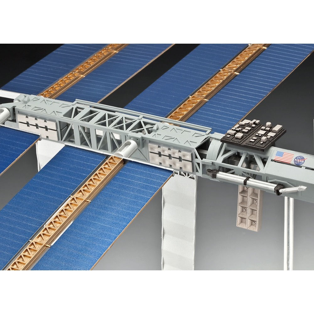 Revell 05651 1/144 25th Anniversary International Space Station ISS Platinum Edition Gift Set