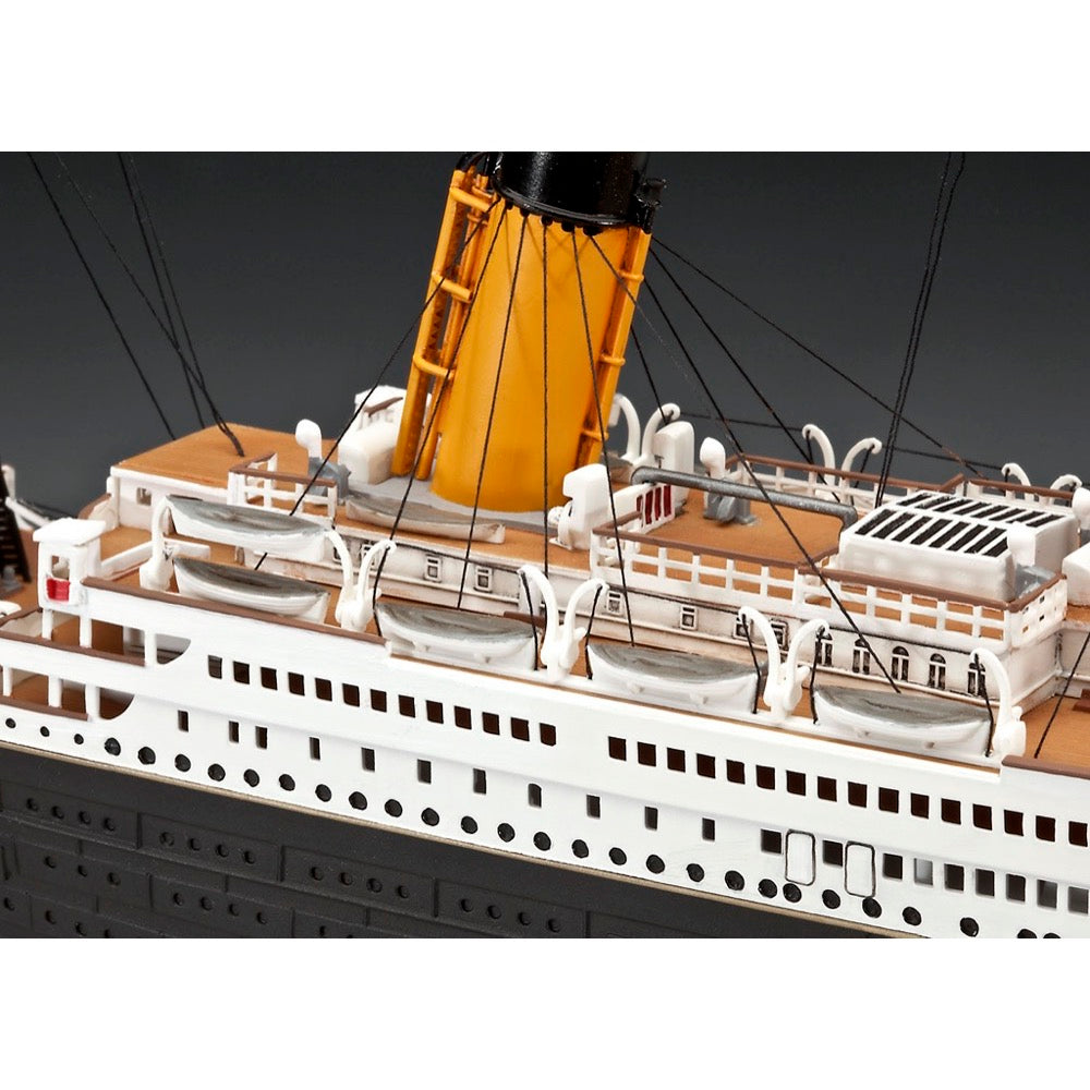 Revell 05715 1/400 RMS Titanic 100th Anniversary Special Edition