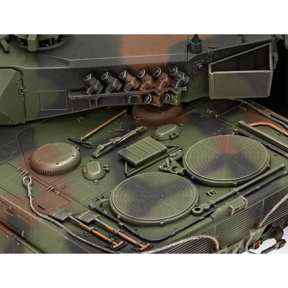 Revell 05631 1/35 70 Years Bundeswehr Leopard 2 A6A2 Exclusive Edition Gift Set