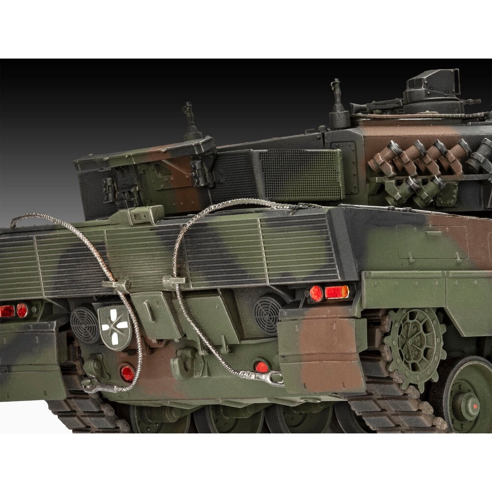 Revell 05631 1/35 70 Years Bundeswehr Leopard 2 A6A2 Exclusive Edition Gift Set