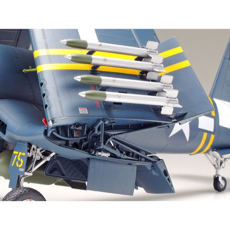 Tamiya 60327 1/32 F4U-1D Corsair