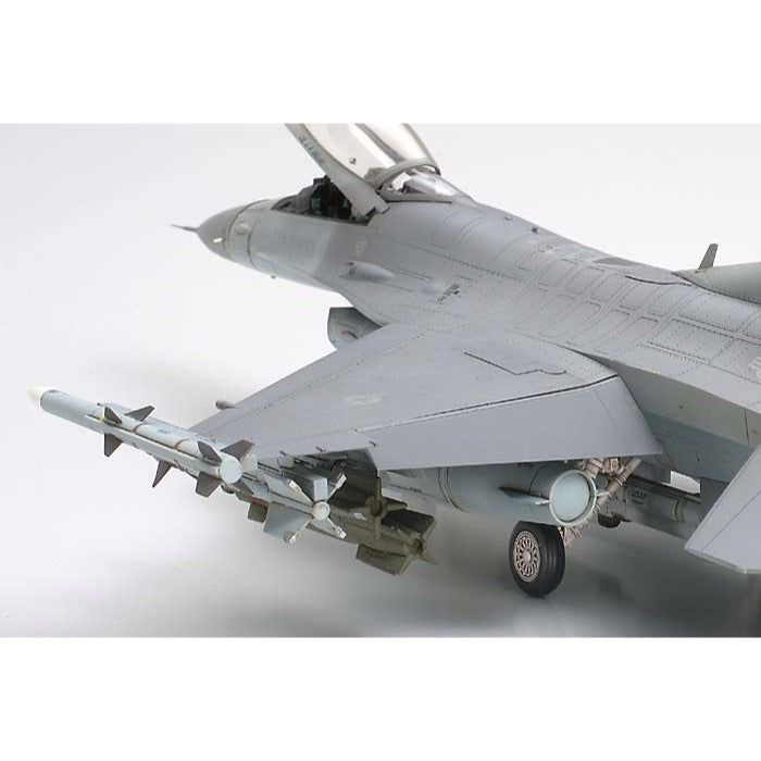 Tamiya 61101 1/48 Lockheed Martin F-16C (Block 25/32)