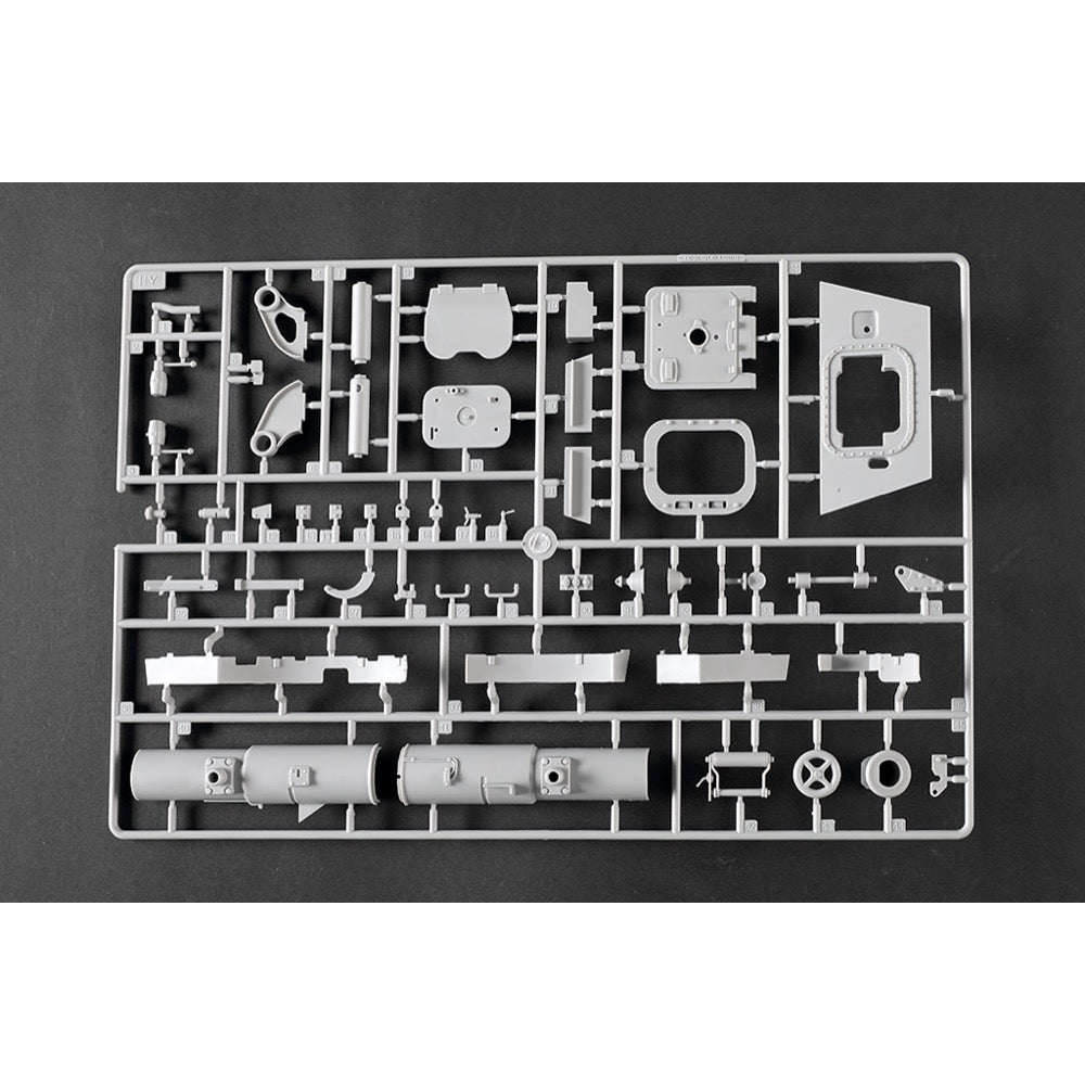 Trumpeter 1/16 Pz.Kpfw.VI Sd.Kfz.182 Tiger II (Henschel 105mm) Plastic Model Kit