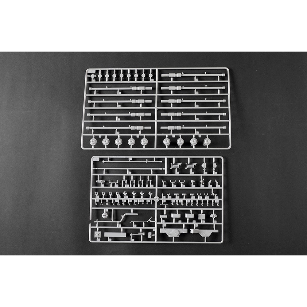 Trumpeter 1/16 Pz.Kpfw.VI Sd.Kfz.182 Tiger II (Henschel 105mm) Plastic Model Kit
