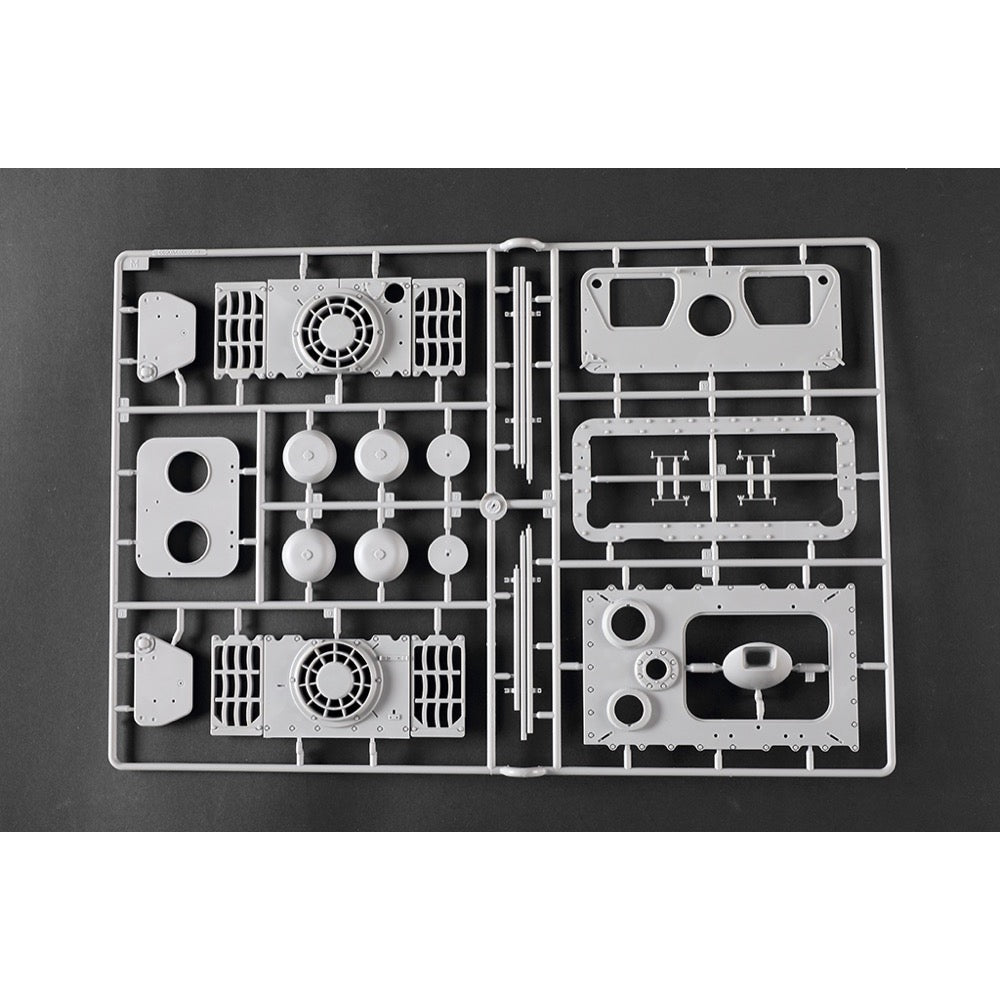 Trumpeter 1/16 Pz.Kpfw.VI Sd.Kfz.182 Tiger II (Henschel 105mm) Plastic Model Kit