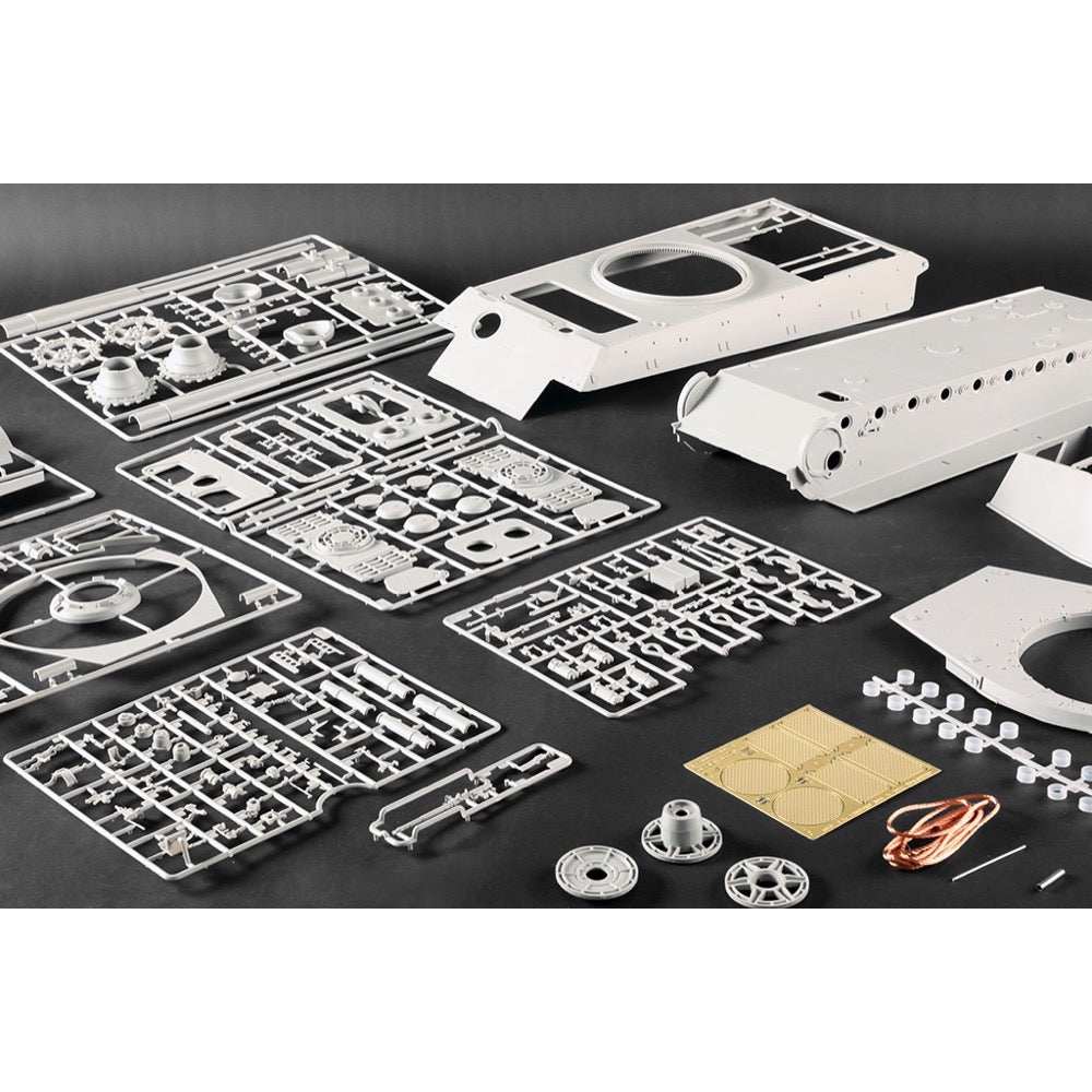 Trumpeter 1/16 Pz.Kpfw.VI Sd.Kfz.182 Tiger II (Henschel 105mm) Plastic Model Kit